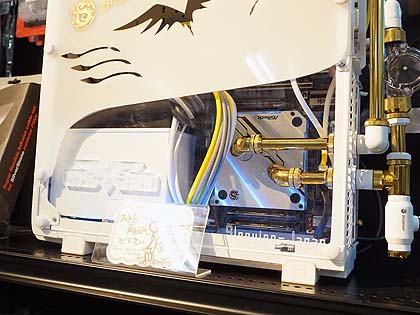 MOD PCのプロが製作、スリムな“白い水冷PC”の展示スタート （取材中に