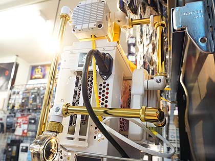 MOD PCのプロが製作、スリムな“白い水冷PC”の展示スタート （取材中に