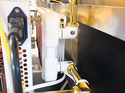 MOD PCのプロが製作、スリムな“白い水冷PC”の展示スタート （取材中に