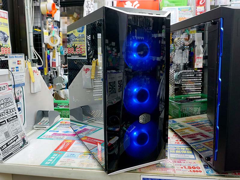 フロントファンはRGB LED内蔵