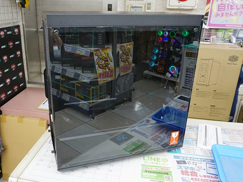 サイドパネルは強化ガラス製