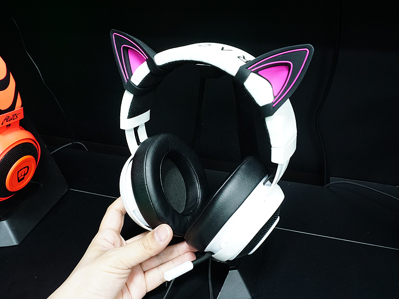 KITTY EARS FOR RAZER KRAKENを装着した状態