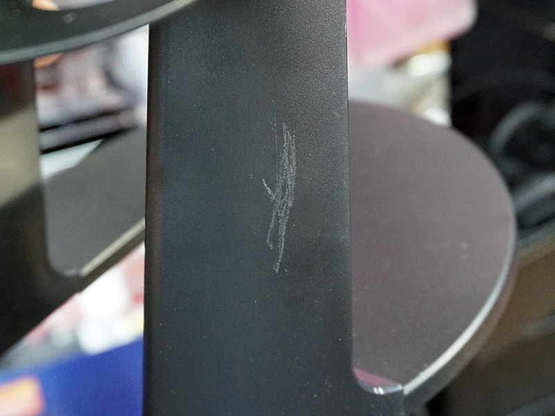 足に傷があるという