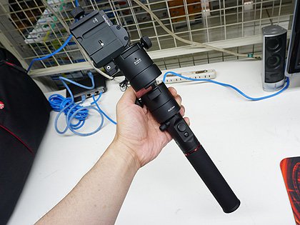 一眼レフカメラで滑らかな動画を撮影、3軸スタビライザー「MOZA Air