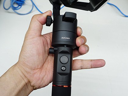 一眼レフカメラで滑らかな動画を撮影、3軸スタビライザー「MOZA Air