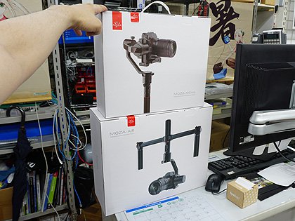 一眼レフカメラで滑らかな動画を撮影、3軸スタビライザー「MOZA Air