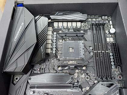 ASUSの第2世代Ryzenマザー「ROG CROSSHAIR VII HERO」のWi-Fiモデルが