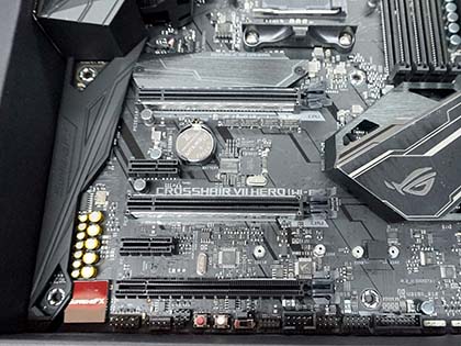 ASUSの第2世代Ryzenマザー「ROG CROSSHAIR VII HERO」のWi-Fiモデルが