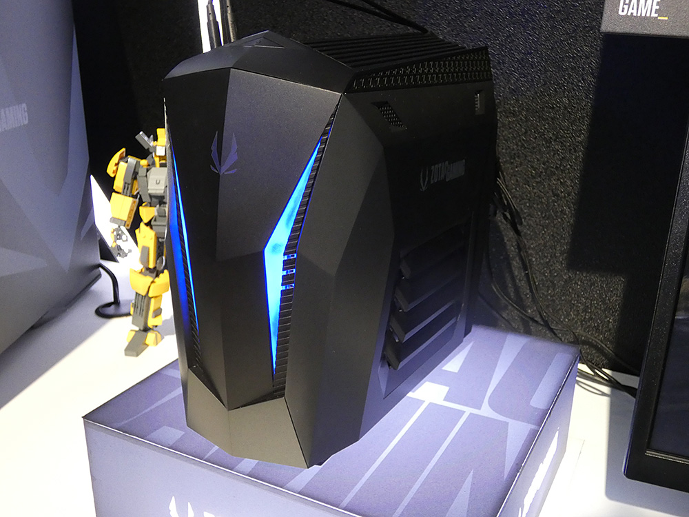 ゲーミングPC「MEK」の小型モデル「MEK MINI」。ITXマザーボードを採用し、コンパクトな筐体に、Core i7-8700TとGeForce GTX 1080を搭載する