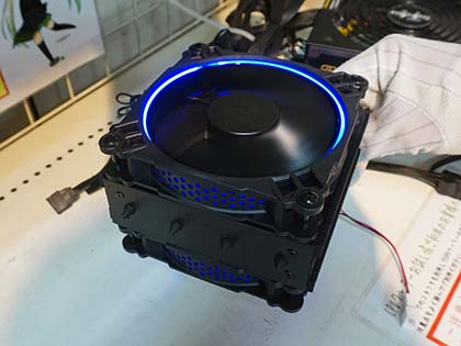 LEDファンを2基搭載、トップフロー型の黒いCPUクーラーがJONSBO