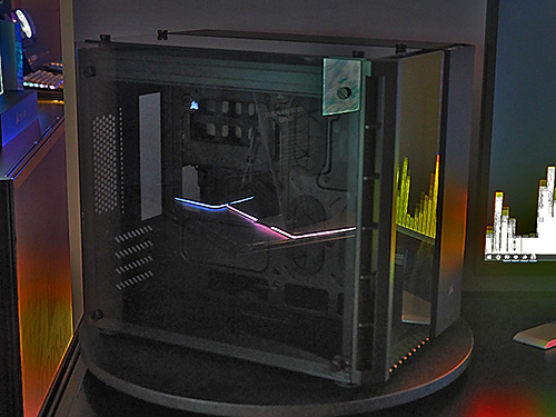CORSAIRは“魅せる”mircoATXケースの新モデルや、RGB LEDで高クロックな