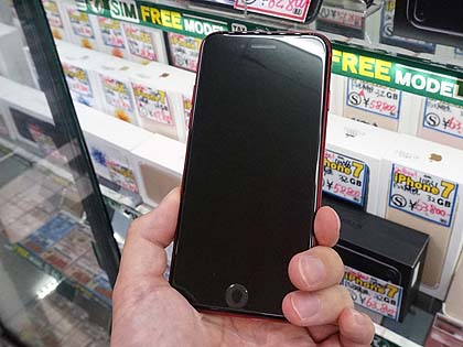 深紅のiPhone 8が大量入荷、未使用品でSIMロック解除済み （取材中に