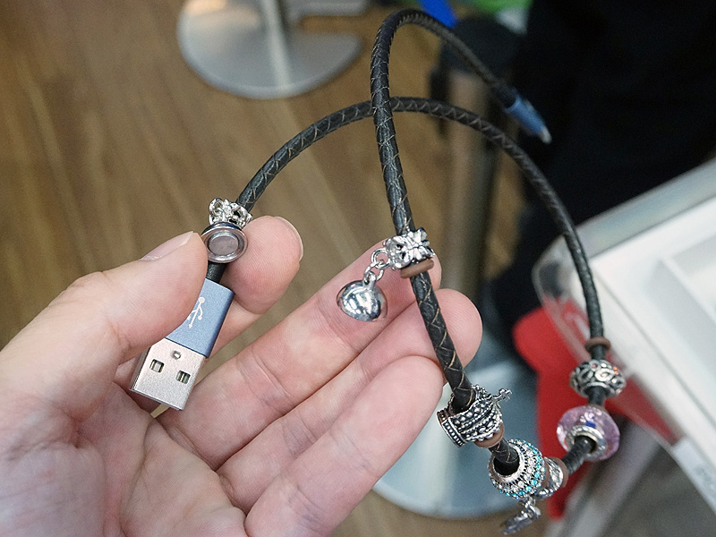 マグネット付きの装飾品がケーブルの途中にある