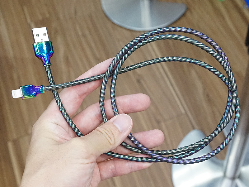 玉虫色の金属コネクタや金属ケーブルを採用したLightningケーブルも登場