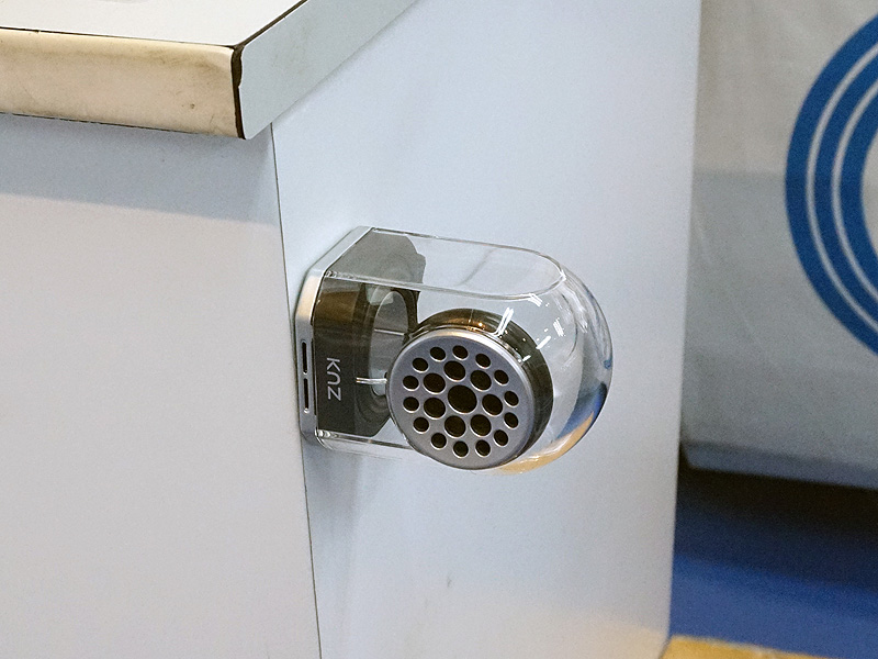 底面にマグネットが内蔵されている