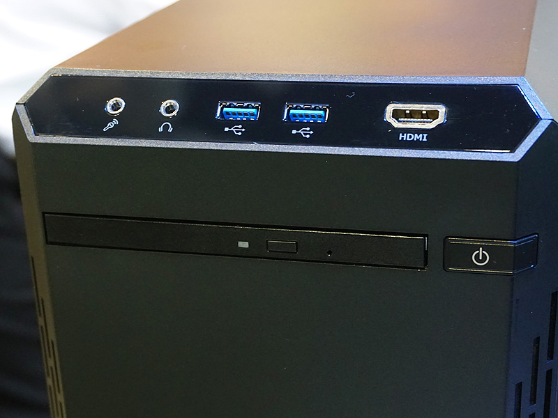 フロントインターフェイス。VR HMD接続に便利なHDMI端子も装備