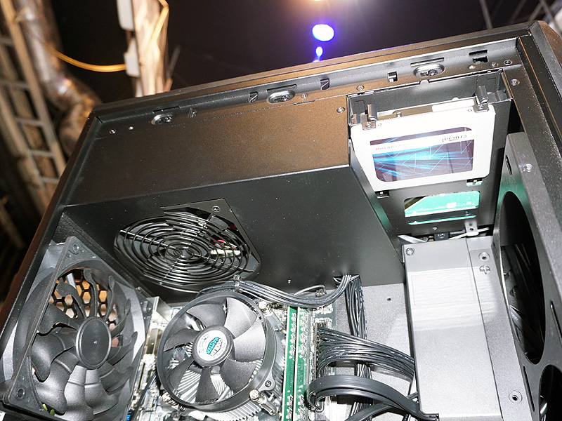 ストレージや電源は上側スペースにある