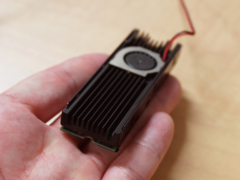 ヒートシンク上に2cmの冷却ファンが搭載されている