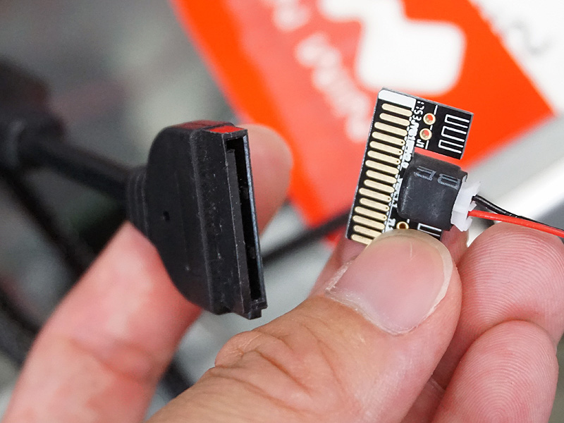 電源は7ピンのSATA用電源コネクタから取る仕組み