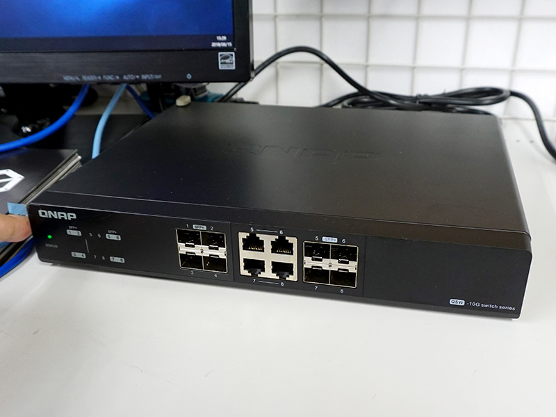 写真は8ポートの「QSW-804-4C」