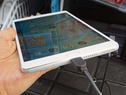 d01jタブレット ASCII.jp：WQXGA解像度で約325g、ドコモのeSIM対応8.4型