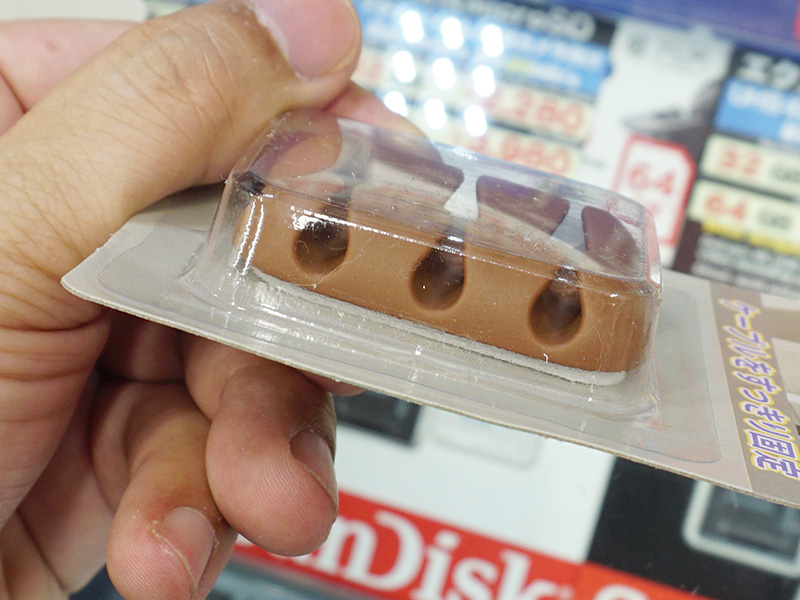 溝にケーブルをはめ込む