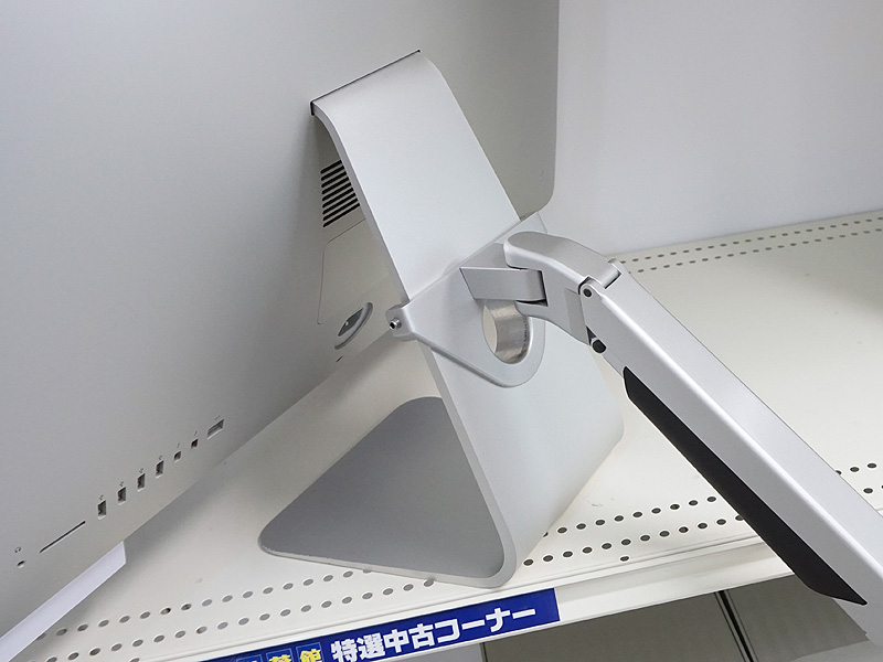 iMacのスタンド部分に固定する