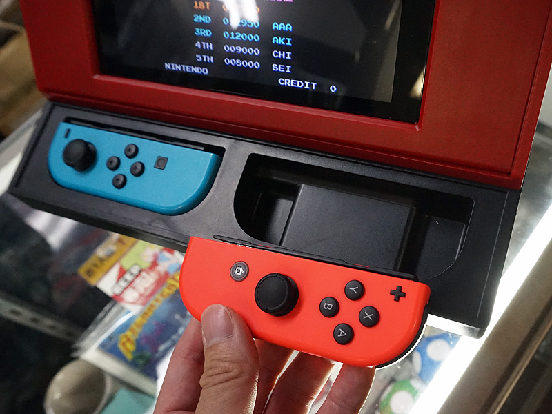 筐体にJoy-Conを設置できるようになっている