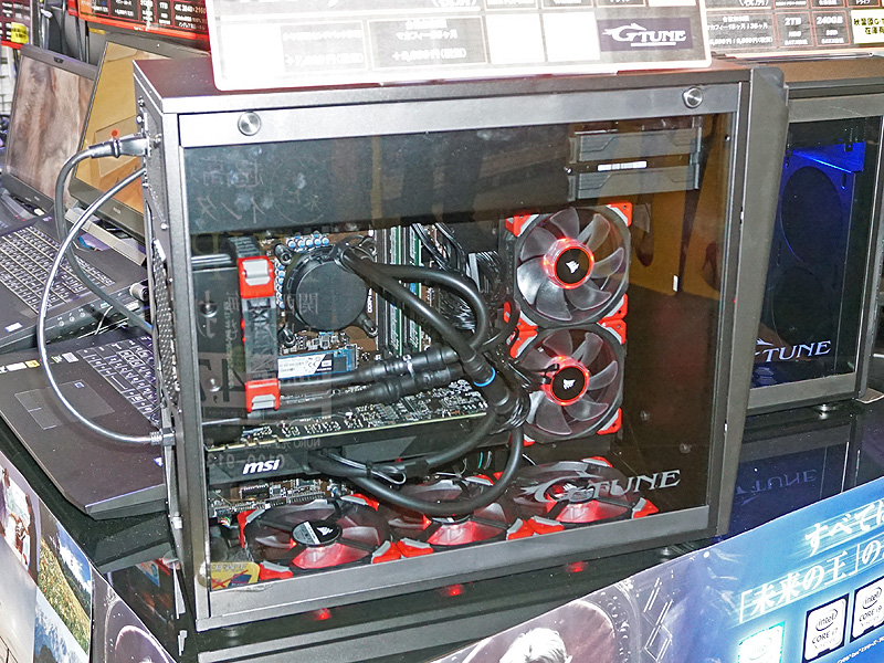 側面の様子。左側面パネルは強化ガラス仕様