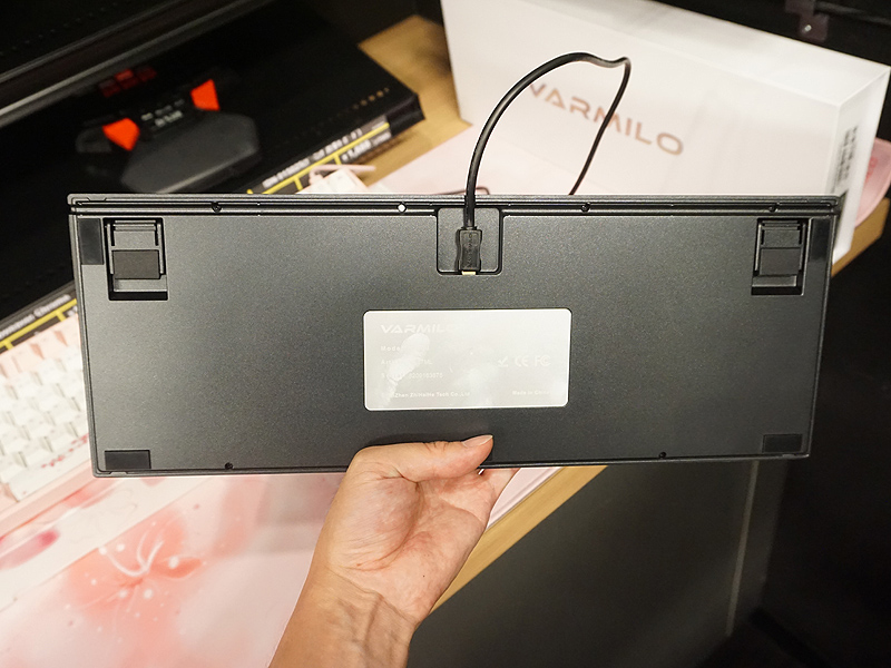 裏面。USBケーブルは着脱式