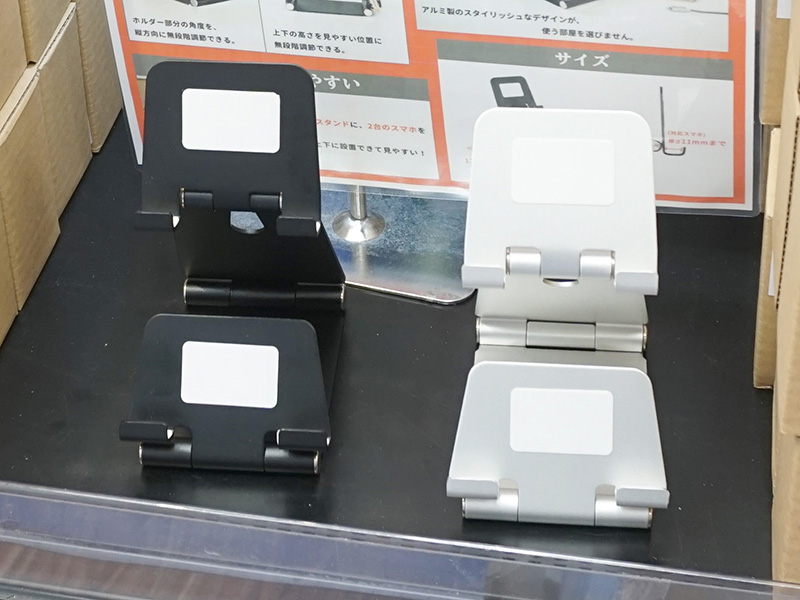 カラーはシルバーとブラック