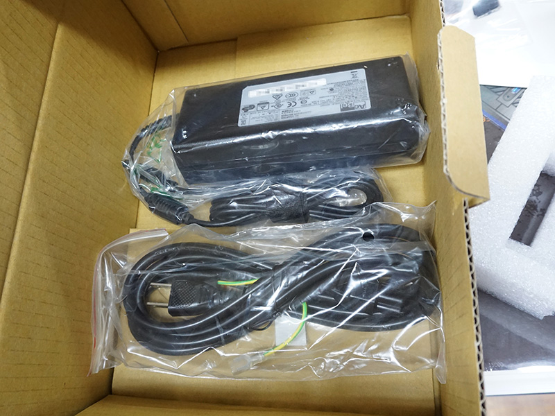 電源はACアダプタ