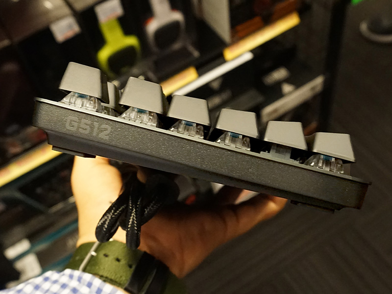 キーのLED光は側面からも漏れる