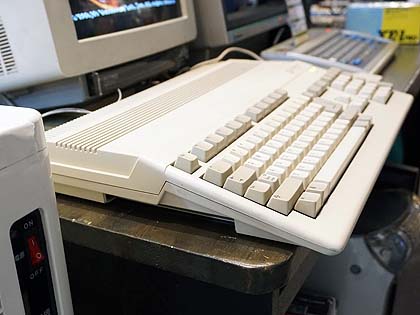 コモドールの16bitコンピュータ「Amiga 500」が動作デモ中、Amiga向け
