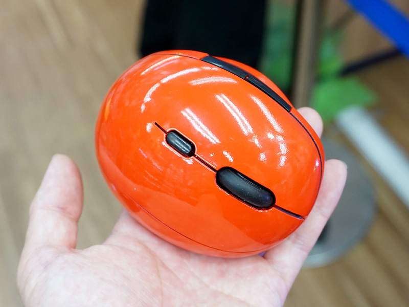 USBレシーバと電池は裏面に収納