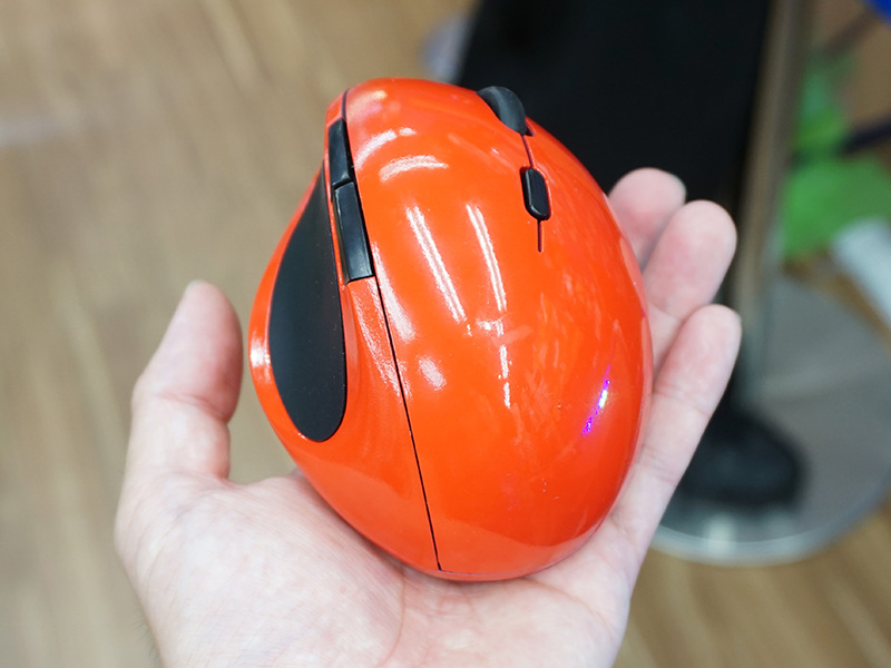 USBレシーバと電池は裏面に収納