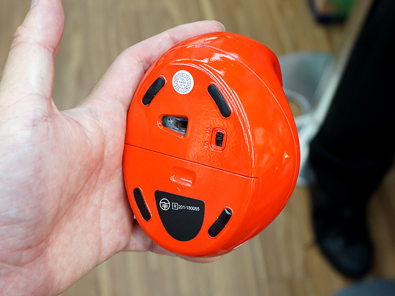 USBレシーバと電池は裏面に収納