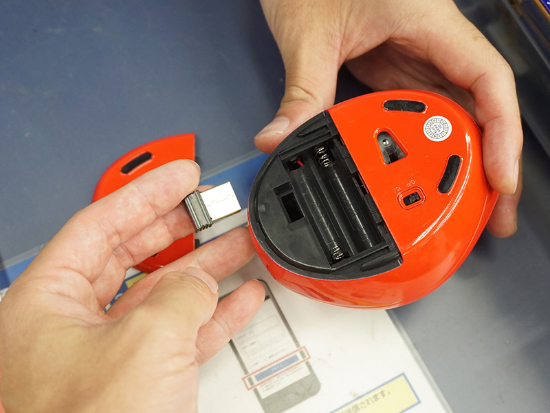 USBレシーバと電池は裏面に収納