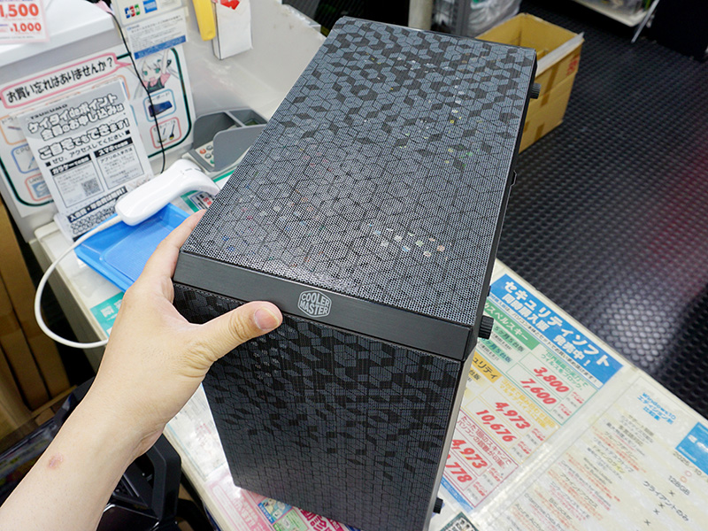 フロントとトップにダストフィルターを装備