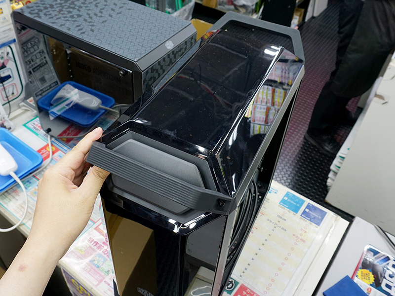 フロントのカバー内部にRGB LEDファンを搭載