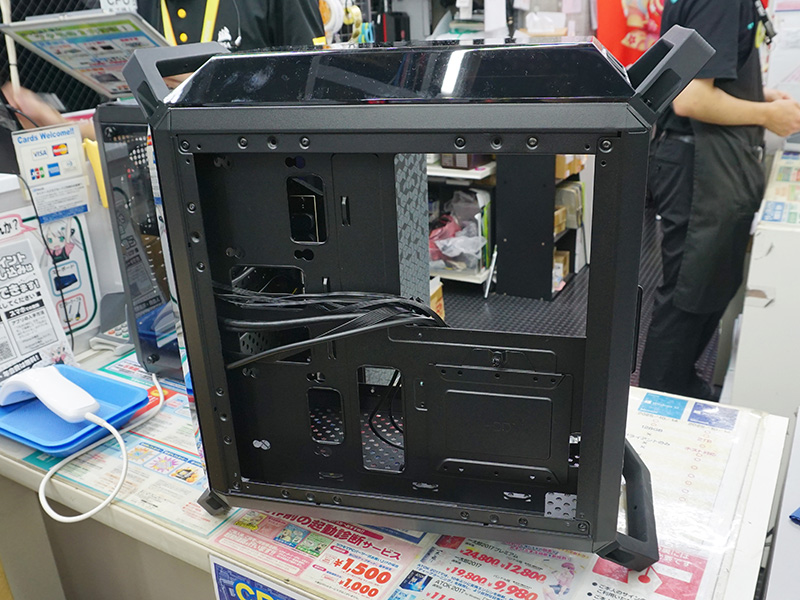 右側面。裏配線スペースは28mm