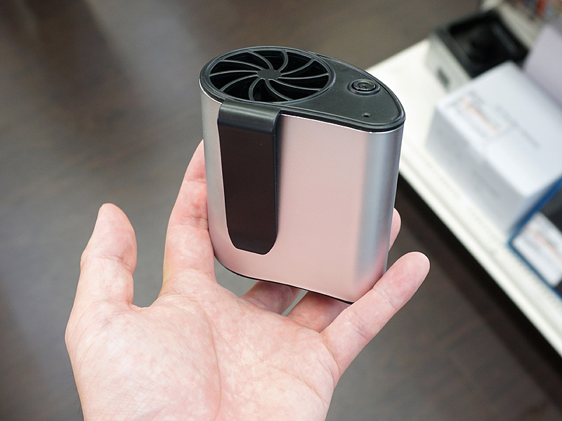 ベルトに装着できるクリップを搭載
