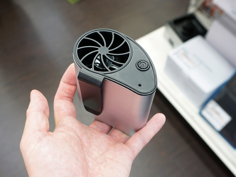 本体正面は排気ファン