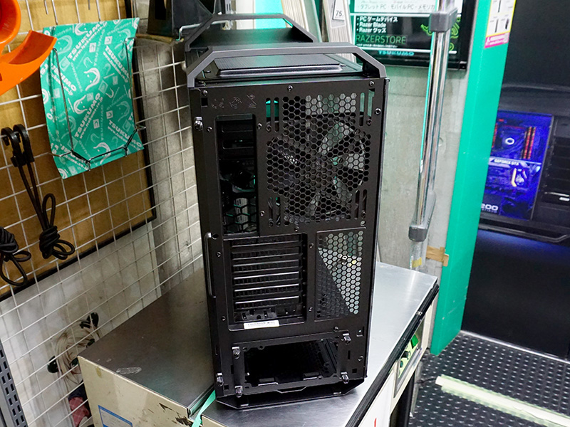 いわゆるベースモデルで、外観の違いを除けば搭載可能なストレージや冷却ファンの数などはMC500Pと変わらない