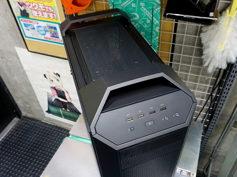 いわゆるベースモデルで、外観の違いを除けば搭載可能なストレージや冷却ファンの数などはMC500Pと変わらない