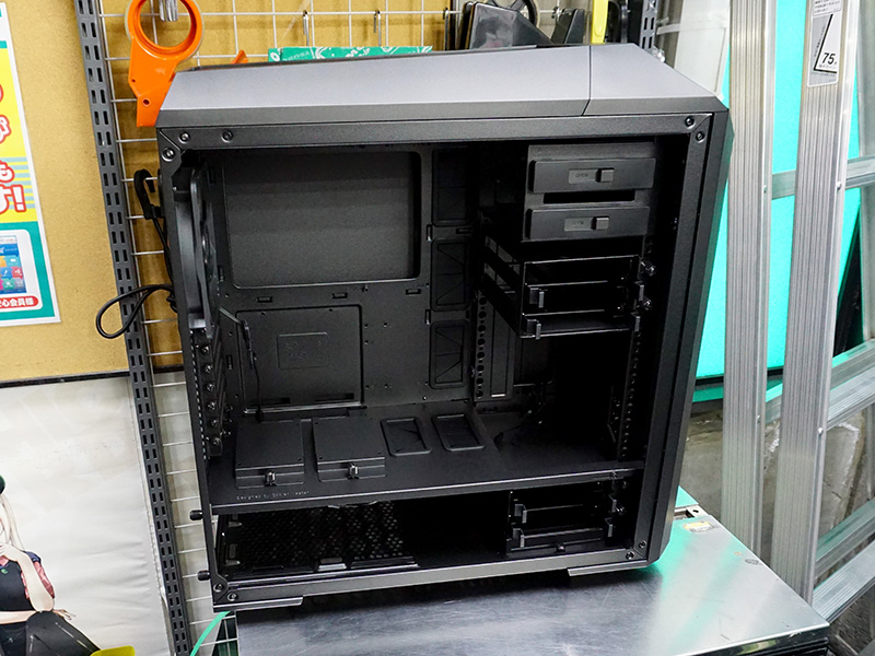 ケース内部。MC600Pと同じくドライブベイは着脱できる