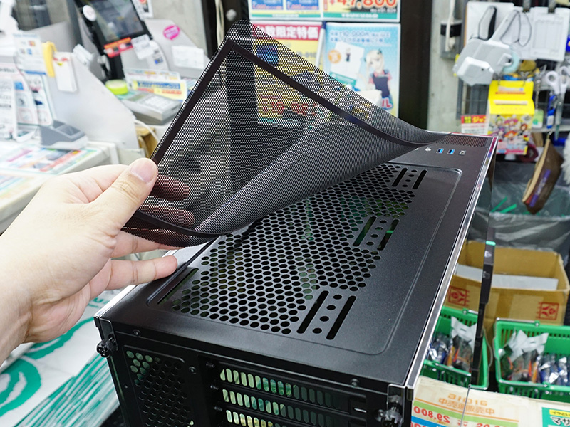 上面にはダストフィルターを装備