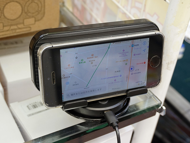 iPhone SEを設置した様子