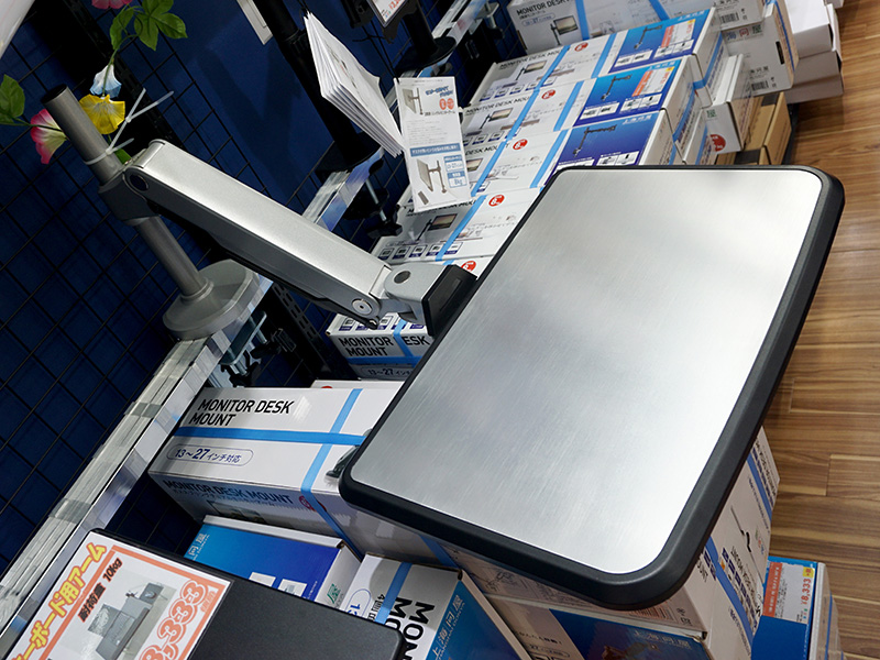 ガススプリング方式により天板のスムーズな上下移動が可能