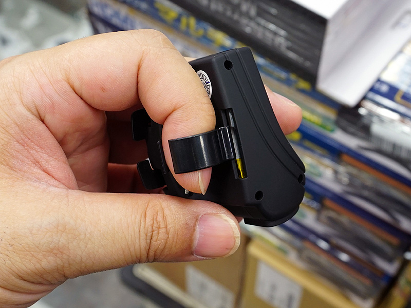 人差し指に装着している様子